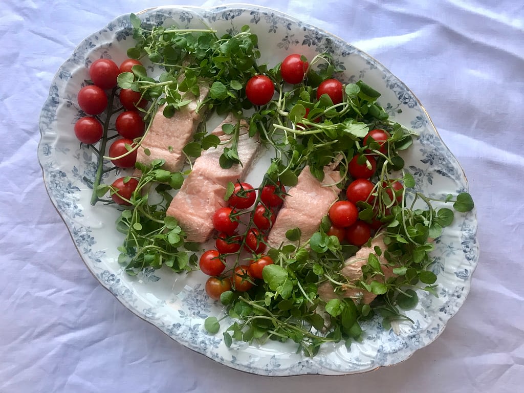 Salmon with watercress and tomatoe